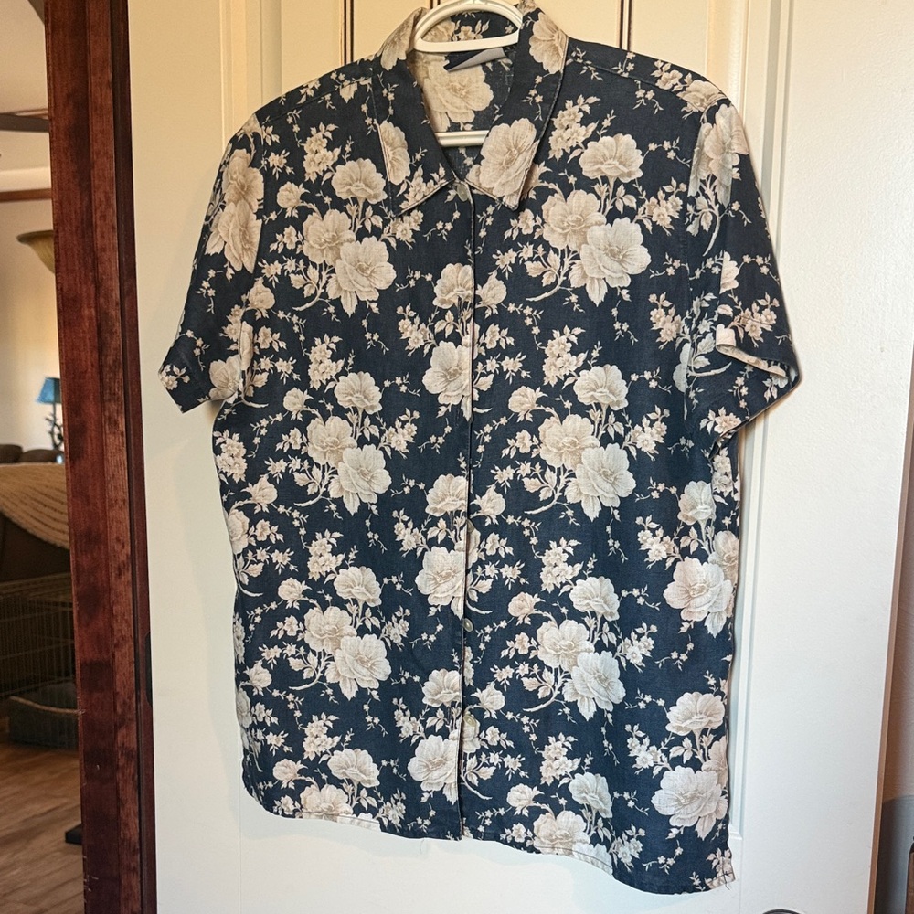Linen Liz Claiborne Liz Sport Beautiful  Navy Floral Ladies Button Down Shirt.